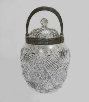 Broušená dóza ve stříbrné montáži Broušená dóza ve stříbrné montáži