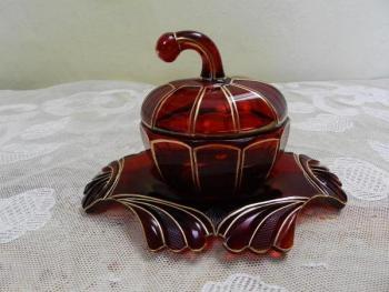 Broušená dóza ve tvaru jablka - Čechy, 19. stol. Broušená dóza ve tvaru jablka - Čechy, 19. stol.